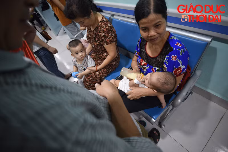 Theo PGS. TS Trần Thanh Tú, Phó Viện trưởng Viện nghiên cứu sức khỏe trẻ em, Bệnh viện Nhi Trung ương, các bệnh của trẻ trong thời tiết nắng nóng hiện nay thường liên quan đến hô hấp và tiêu hóa. Số lượng bệnh nhân trong đợt nắng nóng mới đây cũng tăng vọt so với ngày thường. Trrong ngày 10/6 vừa qua, chỉ trong buổi sáng đã có đến 600 cháu đến khám ở khoa. Đa số các bệnh nhi đến khám trong thời gian này có vấn đề về đường hô hấp.