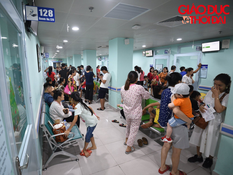 Bên trong bệnh viện, nhiều hành lang không có ghế cũng trở thành chỗ nghỉ tạm thời của nhiều người.