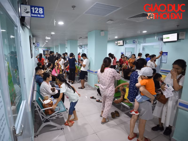 Bên trong bệnh viện, nhiều hành lang không có ghế cũng trở thành chỗ nghỉ tạm thời của nhiều người.