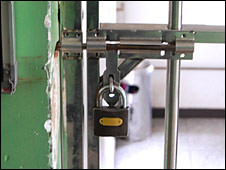 Các phòng được khóa lại để ngăn bệnh nhân rời trại Các phòng được khóa lại để ngăn bệnh nhân rời trại