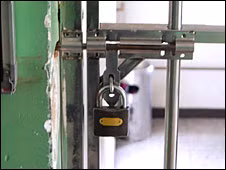 Các phòng được khóa lại để ngăn bệnh nhân rời trại Các phòng được khóa lại để ngăn bệnh nhân rời trại