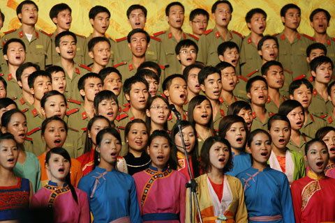 Độc lập, tự do... đường lên phía trước... ảnh 1 Cả dân tộc đồng lòng: Độc lập, tự do...đường lên phía trước. Ảnh: Lê Anh Dũng.