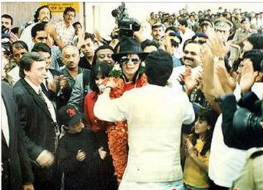 Michael trong vòng vây người hâm mộ tại Mumbai năm 1996 Michael trong vòng vây người hâm mộ tại Mumbai năm 1996