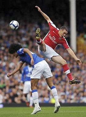 Tân binh Vermaelen có màn ra mắt giải Ngoại hạng Anh đầy ấn tượng. Tân binh Vermaelen có màn ra mắt giải Ngoại hạng Anh đầy ấn tượng.