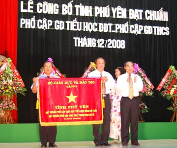 Phú Yên đạt chuẩn quốc gia PCGD THCS và PCGDTH đúng độ tuổi