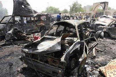 Sức công phá của bom khiến nhiều ô tô đỗ gần đó bị phá hủy hoàn toàn Sức công phá của bom khiến nhiều ô tô đỗ gần đó bị phá hủy hoàn toàn