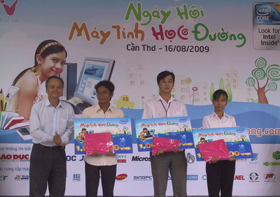 Ông Đỗ Văn Xê- Phó Hiệu trưởng trường ĐH Cần Thơ trao học bổng cho SV trong buổi khai mạc Ông Đỗ Văn Xê- Phó Hiệu trưởng trường ĐH Cần Thơ trao học bổng cho SV trong buổi khai mạc