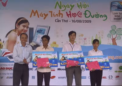 Ông Đỗ Văn Xê- Phó Hiệu trưởng trường ĐH Cần Thơ trao học bổng cho SV trong buổi khai mạc