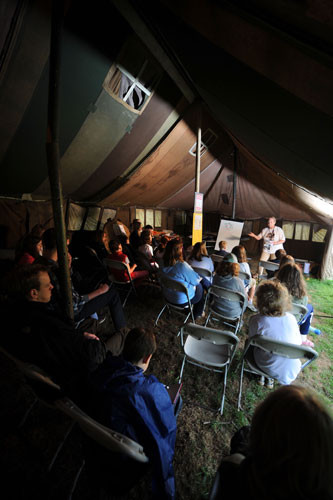 Mọi người thảo luận những vấn đề triết lý rút ra từ một câu chuyện cổ tích