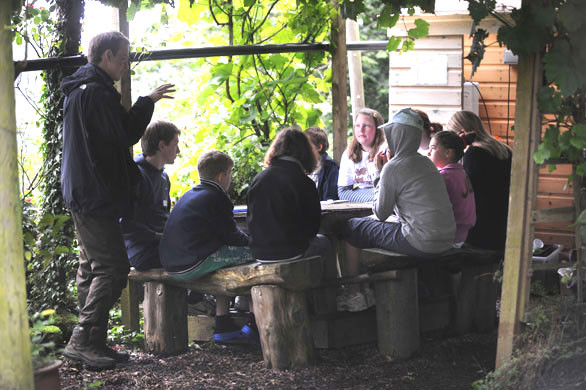 Nhà tư vấn về cắm trại Jens Christensen đang thảo luận câu chuyện 