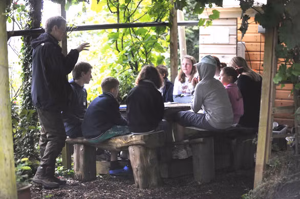 Nhà tư vấn về cắm trại Jens Christensen đang thảo luận câu chuyện 