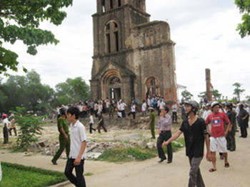 Giáo dân xây dựng nhà và tụ tập trái pháp luật tại Tháp chuông nhà thờ Tam Tòa Giáo dân xây dựng nhà và tụ tập trái pháp luật tại Tháp chuông nhà thờ Tam Tòa