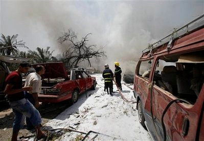 Lính cứu hỏa xuất hiện sau vụ nổ bom Lính cứu hỏa xuất hiện sau vụ nổ bom