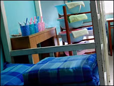 Phòng ký túc xá của bệnh nhân ngăn nắp như trong trại lính Phòng ký túc xá của bệnh nhân ngăn nắp như trong trại lính