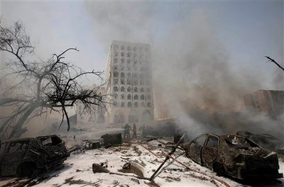 Tòa nhà Bộ Ngoại giao Iraq trong làn khói sau vụ nổ bom Tòa nhà Bộ Ngoại giao Iraq trong làn khói sau vụ nổ bom