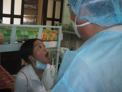 Lấy dịch tễ, làm xét nghiệm cúm cho HS trường Hòa Bình