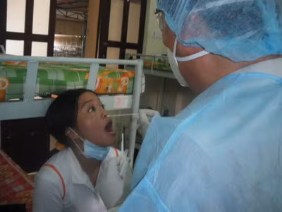 Lấy dịch tễ, làm xét nghiệm cúm cho HS trường Hòa Bình