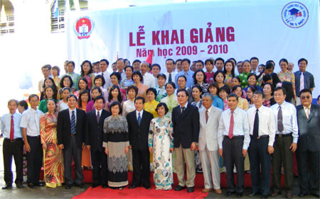 Chủ tịch nước chụp ảnh lưu niệm với tập thể cán bộ, giáo viên nhà trường