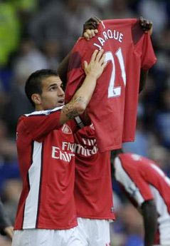 Fabregas - cầu thủ hay nhất trận - ăn mừng bàn thắng bằng việc giơ chiếc áo có in tên Daniel Jarque. Đó là cố thủ quân của Espanyol, đồng hương với Fabregas. Anh mới ra đi ở tuổi 26 tuần trước, sau một cơn đột quỵ. Fabregas - cầu thủ hay nhất trận - ăn mừng bàn thắng bằng việc giơ chiếc áo có in tên Daniel Jarque. Đó là cố thủ quân của Espanyol, đồng hương với Fabregas. Anh mới ra đi ở tuổi 26 tuần trước, sau một cơn đột quỵ.