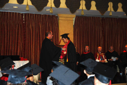 Lê Minh Đức trong Lễ tốt nghiệp tại trường Đại học Điện ảnh Columbia College Hollywood. Nguồn: vosp.org Lê Minh Đức trong Lễ tốt nghiệp tại trường Đại học Điện ảnh Columbia College Hollywood