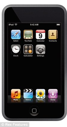 Zune HD mỏng manh (trái) của Microsoft rẻ hơn đối thủ iPod Touch của Apple khoảng 50 bảng Anh Mô tả ảnh.