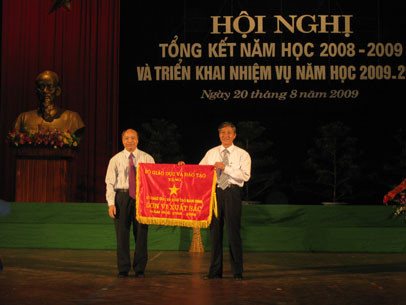 Ngành GD&ĐT Nam Định nhận Cờ thi đua của Bộ GD&ĐT