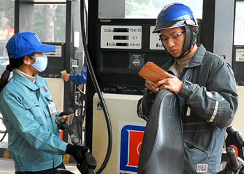 Doanh nghiệp đăng ký tăng giá xăng, giảm giá dầu hỏa