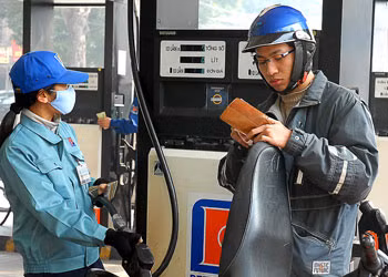Doanh nghiệp đăng ký tăng giá xăng, giảm giá dầu hỏa