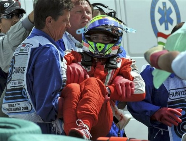 Felipe Massa được các nhân viên y tế đưa ra khỏi xe sau vụ tai nạn Felipe Massa được các nhân viên y tế đưa ra khỏi xe sau vụ tai nạn