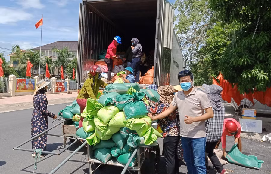 Báo GD&TĐ tiếp tục vận chuyển 50 tấn hàng hóa hỗ trợ người dân vùng dịch phía Nam
