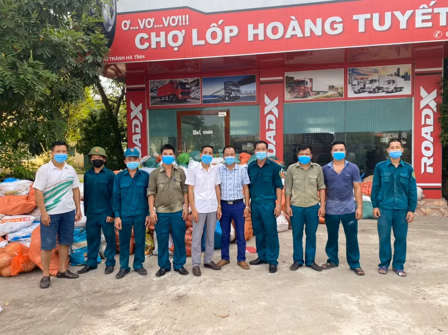 Các lực lượng người dân, tình nguyện viên chung tay hỗ trợ bốc xếp hóa lên xe