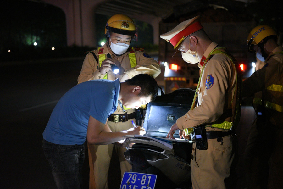 Ngoài việc xử lý nghiêm các trường hợp vi phạm, lực lượng chức năng cũng tuyên truyền, giải thích đối với các tài xế về mức độ nguy hiểm khi làm rơi vãi các vật liệu xây dựng ra đường.