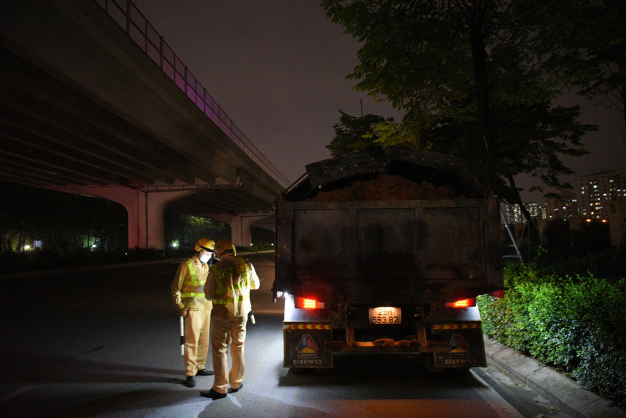Đường Phạm Văn Đồng là cung đường di chuyển chính của hầu hết các phương tiện vi phạm quá tải, không che chắn. Trên con đường này, hiện tại chưa có điện đường nên rất khó để phát hiện lỗi vi phạm của các tài xế.