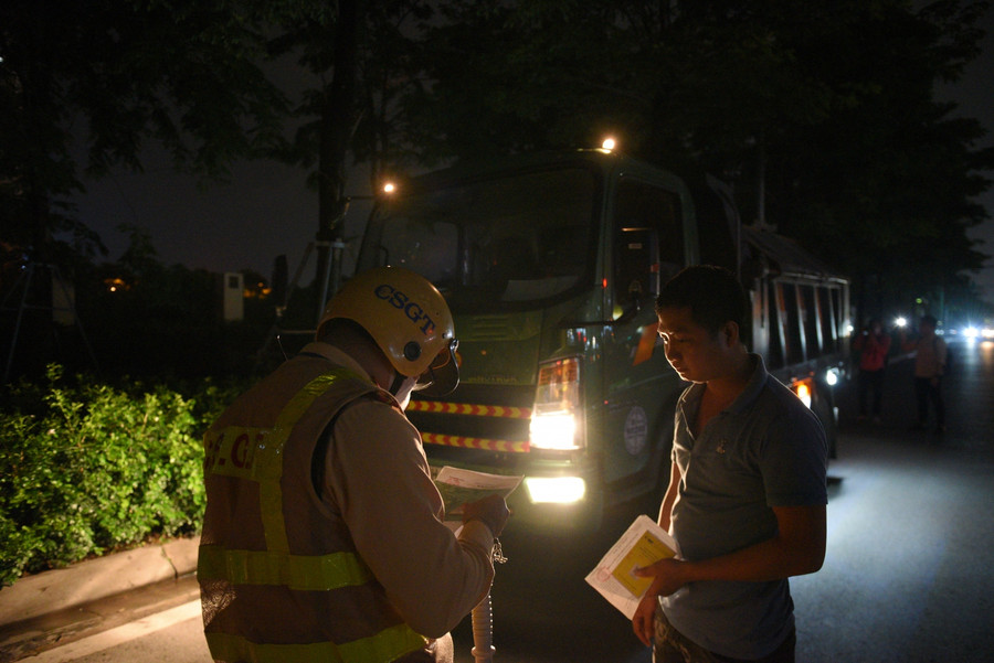 Để phát hiện các xe chở vật liệu xây dựng không che phủ bạt đầy đủ, lực lượng Cảnh sát giao thông mất rất nhiều thời gian.