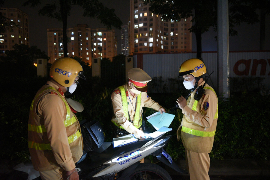 Đại úy Phạm Duy Hoàng, Đội CSGT số 6 cho biết, Đội sẽ tập trung xử lý các xe vật liệu rơi vãi, không cắm chốt tại một chỗ mà sẽ tuần tra, kiểm soát di động trên toàn tuyến được phân công. Đặc biệt, vào buổi đêm sẽ có 2 tổ tuần tra kiểm soát để phòng ngừa, ngăn chặn và đảm bảo xử lý các trường hợp vi phạm.