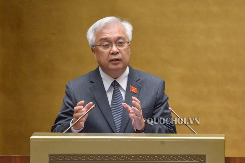 Chủ nhiệm Ủy ban Văn hóa, Giáo dục, Thanh niên, Thiếu niên và Nhi đồng của Quốc hội Phan Thanh Bình báo cáo, làm rõ một số vấn đề đại biểu Quốc hội nêu. Ảnh: Quochoi.vn Chủ nhiệm Ủy ban Văn hóa, Giáo dục, Thanh niên, Thiếu niên và Nhi đồng của Quốc hội Phan Thanh Bình báo cáo, làm rõ một số vấn đề đại biểu Quốc hội nêu. Ảnh: Quochoi.vn
