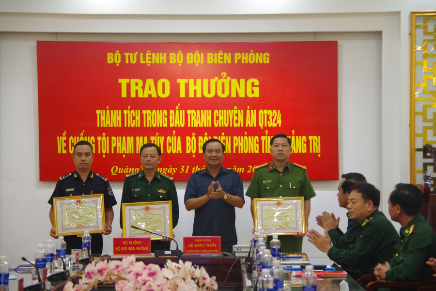 UBND tỉnh Quảng Trị trao Bằng khen và tiền thưởng cho các lực lượng. UBND tỉnh Quảng Trị trao Bằng khen và tiền thưởng cho các lực lượng.