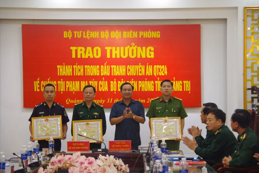 UBND tỉnh Quảng Trị trao Bằng khen và tiền thưởng cho các lực lượng.