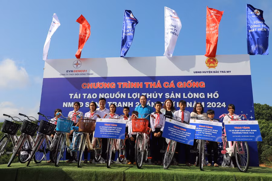 Công ty Thủy điện Sông Tranh và Công đoàn Điện lực Việt Nam đã trao tặng 40 chiếc xe đạp cho các em học sinh nghèo hiếu học trên địa bàn huyện Bắc Trà My.