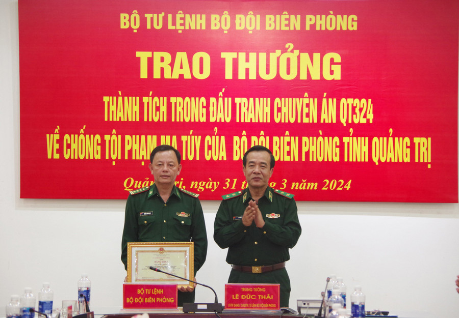 Bộ Tư Lệnh BĐBP đã trao tặng Bằng khen và tiền thưởng cho Ban chuyên án. Bộ Tư Lệnh BĐBP đã trao tặng Bằng khen và tiền thưởng cho Ban chuyên án.