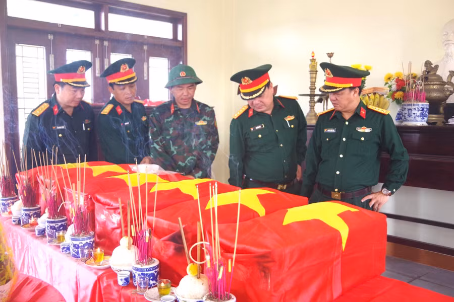 Đại tá Nguyễn Hữu Đàn, Chỉ huy trưởng Bộ CHQS tỉnh Quảng Trị đến kiểm tra hiện trường và dâng hương các liệt sĩ.