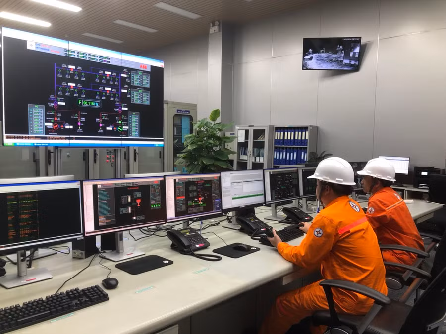 Ca trực vận hành đêm giao thừa, đảm bảo các tổ máy vận hành an toàn, cung cấp đủ điện trong dịp Tết nguyên đán Giáp Thìn 2024.