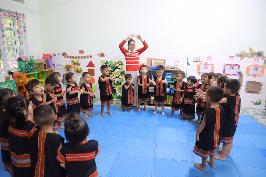 Các cháu mầm non Trường Mẫu giáo Phong Lan trong bộ trang phục truyền thống.