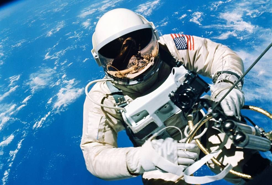 Phi hành gia Ed White lơ lửng trong không gian vi trọng lực bên ngoài tàu vũ trụ Gemini IV. Ảnh: NASA/Jim McDivitt