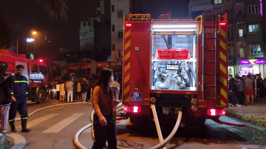 Xe cứu hỏa được điều động đến hiện trường vụ hỏa hoạn. Xe cứu hỏa được điều động đến hiện trường vụ hỏa hoạn.