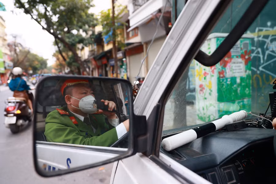 Công an phường Hàng Trống, quận Hoàn Kiếm tham gia tổ chức thực hiện chỉnh trang các tuyến phố, vườn hoa... sẵn sàng đón khách du lịch quốc tế trở lại.