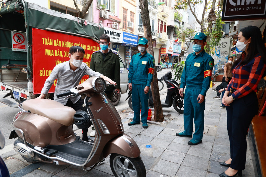 Với đặc thù là một trong những quận trung tâm của TP Hà Nội, quận Hoàn Kiếm luôn gắn công tác đảm bảo trật tự đô thị, trật tự an toàn giao thông, vệ sinh môi trường với kiểm soát hiệu quả dịch Covid-19.