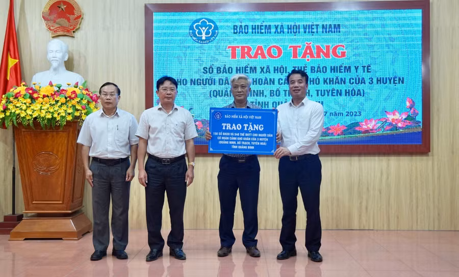 Tổng Giám đốc BHXH Việt Nam Nguyễn Thế Mạnh trao 690 sổ BHXH, thẻ BHYT cho người dân tại 03 huyện Quảng Ninh, Bố Trạch, Tuyên Hóa.
