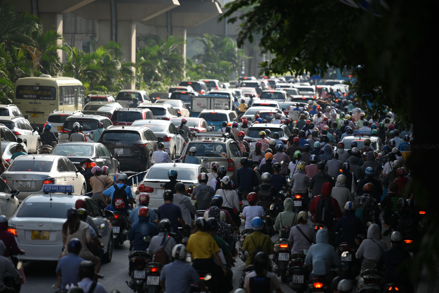 Lượng phương tiện dồn về hướng trung tâm thành phố ngày càng tăng cao.