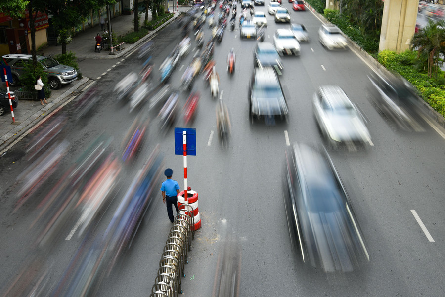 Trong buổi sáng ngày hôm nay, từ rất sớm lực lượng chức năng đã có mặt tại các đầu điểm phân làn thí điểm để hướng dẫn các phương tiện.